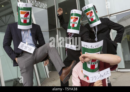 Chiba, Japon. Apr 27, 2019. Les cosplayeurs posent pour une photo pendant la Niconico Chokaigi festival à Makuhari Messe Convention Center. Niconico Chokaigi annuel est organisé par le plus grand site de vidéos Niconico social pour créer du Niconico monde virtuel dans la vie réelle. L'exposition réunit des artistes de la culture traditionnelle japonaise, de jeux vidéo, anime les créateurs, les musiciens de j-pop et cosplayers. Demande d'organisateurs d'attirer 150 000 visiteurs durant les deux jours de festival. Credit : Rodrigo Reyes Marin/ZUMA/Alamy Fil Live News Banque D'Images