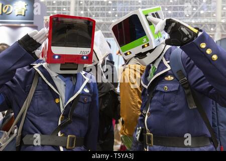 Chiba, Japon. Apr 27, 2019. Les cosplayeurs posent pour une photo pendant la Niconico Chokaigi festival à Makuhari Messe Convention Center. Niconico Chokaigi annuel est organisé par le plus grand site de vidéos Niconico social pour créer du Niconico monde virtuel dans la vie réelle. L'exposition réunit des artistes de la culture traditionnelle japonaise, de jeux vidéo, anime les créateurs, les musiciens de j-pop et cosplayers. Demande d'organisateurs d'attirer 150 000 visiteurs durant les deux jours de festival. Credit : Rodrigo Reyes Marin/ZUMA/Alamy Fil Live News Banque D'Images