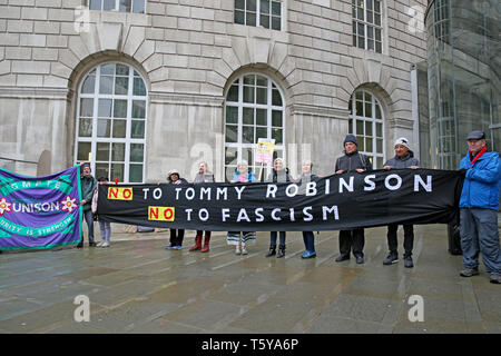 Manchester, UK. 27 avril 2019. Stand Up au racisme se rejoint par le nord-ouest de l'eurodéputé travailliste Julie Ward et du Travail et député de Stretford Urmston, Kate Green à un rassemblement appelant les gens à ne pas voter pour Tommy Robinson, ancien chef de l'English Defence League, qui est debout dans le Nord-Ouest aux élections européennes. St Peters Square, Manchester, UK, 27 avril 2019 (C)Barbara Cook/Alamy Live News Crédit : Barbara Cook/Alamy Live News Banque D'Images