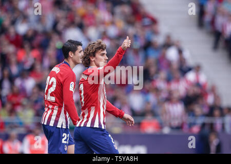 Wanda Metropolitano, Madrid, Espagne. Apr 27, 2019. La Liga football, l'Atletico Madrid et Valladolid ; Antonie Griezmann (Atletico de Madrid) avec un coup de pouce : Action Crédit Plus Sport/Alamy Live News Banque D'Images