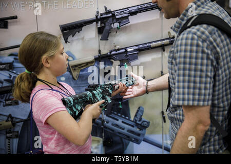 6 mai 2018 - Dallas, Texas, États-Unis - Robert Parent montre sa fille Sarah, 10, d'un Smith & Wesson M&P15-22 .22 LR carabine, dans le style d'un AR-15, au cours de la National Rifle Association (NRA) Réunion annuelle le dimanche 6 mai 2018 à Dallas, Texas. Â© 2018 Patrick T. Fallon (Image Crédit : © Patrick Fallon/Zuma sur le fil) Banque D'Images