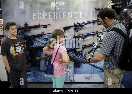 6 mai 2018 - Dallas, Texas, États-Unis - Robert Parent montre sa fille Sarah, 10, à droite, un Smith & Wesson M&P15-22 .22 LR carabine, dans le style d'un AR-15, au cours de la National Rifle Association (NRA) Réunion annuelle le dimanche 6 mai 2018 à Dallas, Texas. Â© 2018 Patrick T. Fallon (Image Crédit : © Patrick Fallon/Zuma sur le fil) Banque D'Images