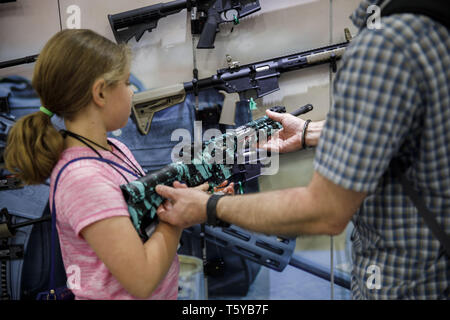 6 mai 2018 - Dallas, Texas, États-Unis - Robert Parent montre sa fille Sarah, 10, d'un Smith & Wesson M&P15-22 .22 LR carabine, dans le style d'un AR-15, au cours de la National Rifle Association (NRA) Réunion annuelle le dimanche 6 mai 2018 à Dallas, Texas. Â© 2018 Patrick T. Fallon (Image Crédit : © Patrick Fallon/Zuma sur le fil) Banque D'Images