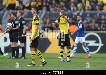 Dortmund, Allemagne. Apr 27, 2019. Soccer : Bundesliga Borussia Dortmund - FC Schalke 04, 31e journée en parc-Signal-Iduna. Dortmund's Julian Weigl (l-r) et Abdou Diallo sont déçus après leur défaite contre Schalke. Credit : Friso Gentsch/DPA - NOTE IMPORTANTE : en conformité avec les exigences de la DFL Deutsche Fußball Liga ou la DFB Deutscher Fußball-Bund, il est interdit d'utiliser ou avoir utilisé des photographies prises dans le stade et/ou la correspondance dans la séquence sous forme d'images et/ou vidéo-comme des séquences de photos./dpa/Alamy Live News Banque D'Images