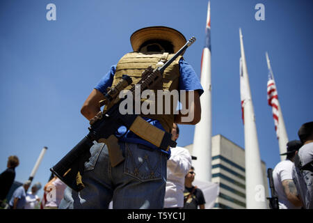 Dallas, Texas, USA. 5 mai, 2018. Un manifestant porte un fusil M&P 15, un style AR-15 carabine semi-automatique à partir de Smith & Wesson, sur son dos au cours d'une manifestation organisée par ouvrir Transporter Texas (OCT) en marge de la National Rifle Association (NRA) Réunion annuelle le samedi 5 mai 2018 à Dallas, Texas. © 2018 Patrick T. Fallon Crédit : Patrick Fallon/ZUMA/Alamy Fil Live News Banque D'Images