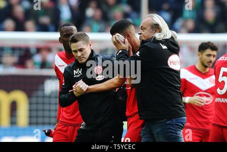 Dusseldorf Düsseldorf, Deutschland. 27 avr, 2019. firo : 27.04.2019 Football, Football : 1. Saison 2018/2019 Bundesliga, Fortuna Düsseldorf Düsseldorf - SV Werder Bremen Fortuna Aymane Barkok, blessure, blessés, l'utilisation dans le monde entier | Credit : dpa/Alamy Live News Banque D'Images