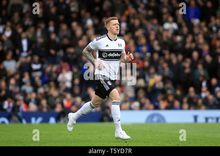 Craven Cottage, Londres, Royaume-Uni. 27 avril 2019. Alfie Mawson de Fulham en action. Premier League, Fulham v Cardiff City à Craven Cottage, à Londres, le samedi 27 avril 2019. Cette image ne peut être utilisé qu'à des fins rédactionnelles. Usage éditorial uniquement, licence requise pour un usage commercial. Aucune utilisation de pari, de jeux ou d'un seul club/ligue/dvd publications. pic par Steffan Bowen/Andrew Orchard la photographie de sport/Alamy live news Crédit : Andrew Orchard la photographie de sport/Alamy Live News Banque D'Images