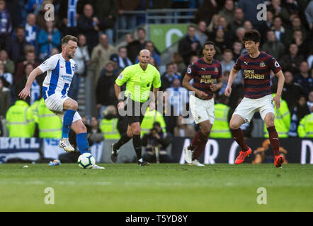 Brighton et Hove, Angleterre, Royaume-Uni 27 avril 2019. Dale Stephens de Brighton et Hove Albion au cours de la Premier League match entre Brighton et Hove Albion et Newcastle United à l'American Express Community Stadium, Brighton et Hove, Angleterre le 27 avril 2019. Photo par Steve Ball. Usage éditorial uniquement, licence requise pour un usage commercial. Aucune utilisation de pari, de jeux ou d'un seul club/ligue/dvd publications. Banque D'Images