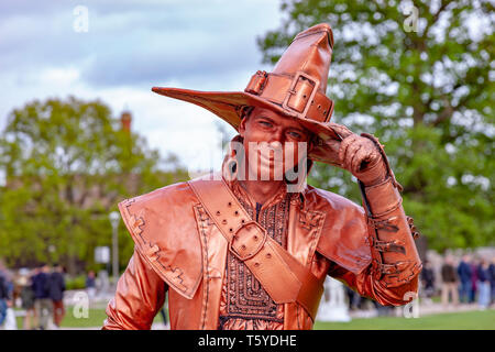 Stratford Upon Avon, Warwickshire, 27 avril 2019. Le chasseur de sorcières, pas de10, l'ukrainien. Le premier jour de la 2ème statue vivante la concurrence dans les jardins de Bancroft qui a lieu pendant le week-end, dans le cadre de la 455 e anniversaire Shakespeare un événement unique mettant en vedette certains des meilleurs artistes du monde entier, y compris monde et champions nationaux. Credit : Keith J Smith./Alamy Live News Banque D'Images