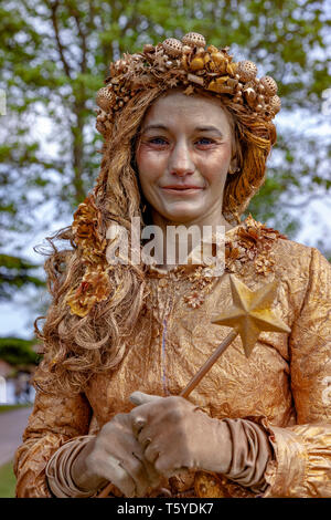 Stratford Upon Avon, Warwickshire, 27 avril 2019. Fairywork, signe Marie Erichsen. Le Danemark. Le premier jour de la 2ème statue vivante la concurrence dans les jardins de Bancroft qui a lieu pendant le week-end, dans le cadre de la 455 e anniversaire Shakespeare un événement unique mettant en vedette certains des meilleurs artistes du monde entier, y compris monde et champions nationaux. Credit : Keith J Smith./Alamy Live News Banque D'Images