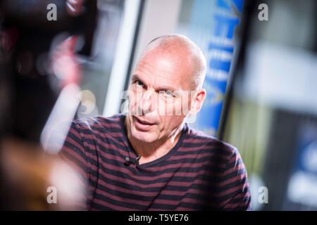 Munich, Bavière, Allemagne. Apr 27, 2019. Ancien Ministre grec des Finances, et l'économiste célèbre YANIS VAROUFAKIS visité Munich, Allemagne en tournée pour son jour de la démocratie en Europe le mouvement. La DiEM groupe est actuellement campagne pour les élections européennes, qui aura lieu du 23 au 26 mai. Parmi les nombreux thèmes abordés par Varoufakis, il a discuté de Brexit, des stratégies de lutte contre le populisme, et les défis de l'avenir de la zone euro.Varoufakis était ministre des Finances de la Grèce en 2015 et a démissionné après avoir échoué à parvenir à un accord avec la Troïka sur le programme de renflouement du pays. En 2016, il a un Banque D'Images
