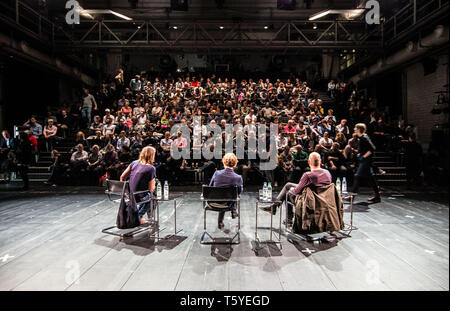 Munich, Bavière, Allemagne. Apr 27, 2019. Ancien Ministre grec des Finances, et l'économiste célèbre YANIS VAROUFAKIS visité Munich, Allemagne en tournée pour son jour de la démocratie en Europe le mouvement. La DiEM groupe est actuellement campagne pour les élections européennes, qui aura lieu du 23 au 26 mai. Parmi les nombreux thèmes abordés par Varoufakis, il a discuté de Brexit, des stratégies de lutte contre le populisme, et les défis de l'avenir de la zone euro.Varoufakis était ministre des Finances de la Grèce en 2015 et a démissionné après avoir échoué à parvenir à un accord avec la Troïka sur le programme de renflouement du pays. En 2016, il a un Banque D'Images