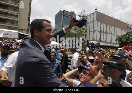 Caracas, Venezuela. Apr 27, 2019. L'auto-proclamé président, Juan Guaido, se félicite de ses partisans lors d'un rassemblement public à Caracas. Guaido officiellement convoquée une importante mobilisation nationale le 1 mai. Credit : Angel Hernandez/dpa/Alamy Live News Banque D'Images