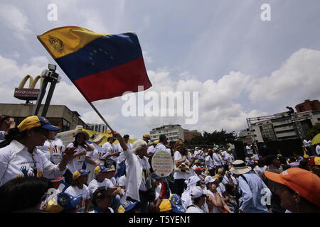 Caracas, Venezuela. Apr 27, 2019. À Caracas, une foule se rassemble pour un rassemblement convoqué par l'auto-proclamé président vénézuélien Guaido à se préparer à une grande mobilisation nationale le 1 mai. Credit : Angel Hernandez/dpa/Alamy Live News Banque D'Images