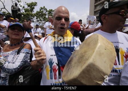 Caracas, Venezuela. Apr 27, 2019. Un tambour bat une démonstration lors d'un rassemblement public organisé par l'auto-proclamé président vénézuélien Guaido dans le cadre de préparatifs pour une grande marche nationale le 1er mai. Credit : Angel Hernandez/dpa/Alamy Live News Banque D'Images