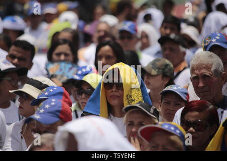 Caracas, Venezuela. Apr 27, 2019. Une femme prend part à une manifestation organisée par l'auto-proclamé président, Guaido, en préparation d'une importante marche nationale le 1er mai. Credit : Angel Hernandez/dpa/Alamy Live News Banque D'Images