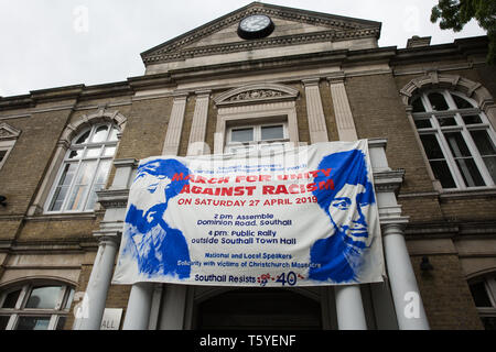 Southall, UK. 27 avril 2019. Les membres de la communauté locale et les partisans de mars à Southall pour honorer la mémoire de Gurdip Singh Chaggar et Blair Peach sur le 40e anniversaire de leur décès. Chaggar Gurdip Singh, un jeune garçon Asiatique, a été victime d'une attaque à motivation raciale Blair Peach whist, un enseignant, a été tué par la Police métropolitaine de patrouille du Groupe spécial au cours d'une marche pacifique contre le Front national de démonstration. Credit : Mark Kerrison/Alamy Live News Banque D'Images