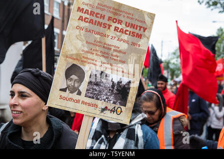 Southall, UK. 27 avril 2019. Les membres de la communauté locale et les partisans de mars à Southall pour honorer la mémoire de Gurdip Singh Chaggar et Blair Peach sur le 40e anniversaire de leur décès. Chaggar Gurdip Singh, un jeune garçon Asiatique, a été victime d'une attaque à motivation raciale Blair Peach whist, un enseignant, a été tué par la Police métropolitaine de patrouille du Groupe spécial au cours d'une marche pacifique contre le Front national de démonstration. Credit : Mark Kerrison/Alamy Live News Banque D'Images