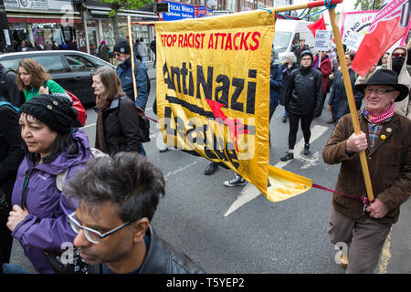 Southall, UK. 27 avril 2019. Les membres de la communauté locale et les partisans de mars à Southall pour honorer la mémoire de Gurdip Singh Chaggar et Blair Peach sur le 40e anniversaire de leur décès. Chaggar Gurdip Singh, un jeune garçon Asiatique, a été victime d'une attaque à motivation raciale Blair Peach whist, un enseignant, a été tué par la Police métropolitaine de patrouille du Groupe spécial au cours d'une marche pacifique contre le Front national de démonstration. Credit : Mark Kerrison/Alamy Live News Banque D'Images