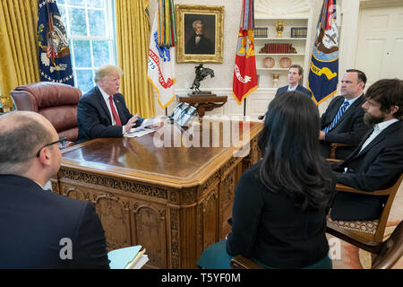 Le président Donald J. Trump rencontre le chef de la direction de Twitter Jack Dorsey Mardi, Avril 23, 2019, dans le bureau ovale de la Maison Blanche. People : Le président Donald Trump, Jack Dorsey Banque D'Images