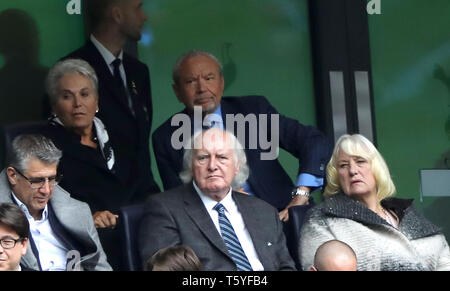 Londres, Royaume-Uni. 27 avr 2019. Un look très décevante sur le visage d'éperons, ancien président et star de l'Apprenti, Seigneur Alan Sugar, (en haut, au centre), au v Tottenham Hotspur West Ham United Premier League anglaise correspondent, à la Tottenham Hotspur Stadium, Londres, Royaume-Uni le 27 avril 2019. **Utilisation éditoriale uniquement, licence requise pour un usage commercial. Aucune utilisation de pari, de jeux ou d'un seul club/ligue/dvd publications** Crédit : Paul Marriott/Alamy Live News Banque D'Images