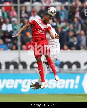 Dusseldorf Düsseldorf, Deutschland. 27 avr, 2019. firo : 27.04.2019 Football, Football : 1. Saison 2018/2019 Bundesliga, Fortuna Düsseldorf Düsseldorf - Werder Brême 4 : 1 Lukebakio Fortuna Dodi, l'en-tête, le duel, l'en-tête, dans le monde de l'utilisation | Crédit : afp/Alamy Live News Banque D'Images