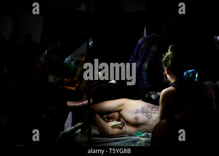 Varsovie. Apr 27, 2019. Un homme est considéré être fait tatouer au cours de la 4ème édition du Tattoo de Varsovie jours à Varsovie, en Pologne le 27 avril 2019. Credit : Jaap Arriens/Xinhua/Alamy Live News Banque D'Images