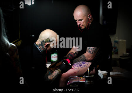 Varsovie. Apr 27, 2019. Un homme est considéré être fait tatouer au cours de la 4ème édition du Tattoo de Varsovie jours à Varsovie, en Pologne le 27 avril 2019. Credit : Jaap Arriens/Xinhua/Alamy Live News Banque D'Images