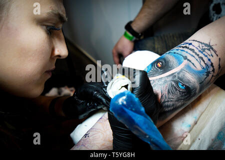 Varsovie. Apr 27, 2019. Un tatoueur travaille sur un client pendant la 4ème édition de la Tattoo Varsovie jours à Varsovie, en Pologne le 27 avril 2019. Credit : Jaap Arriens/Xinhua/Alamy Live News Banque D'Images