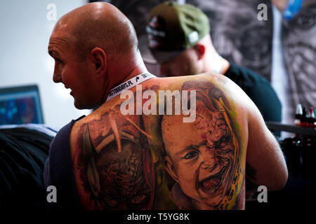 Varsovie. Apr 27, 2019. Un homme affiche un tatouage sur son dos à la 4e édition du Tattoo de Varsovie jours à Varsovie, en Pologne le 27 avril 2019. Credit : Jaap Arriens/Xinhua/Alamy Live News Banque D'Images