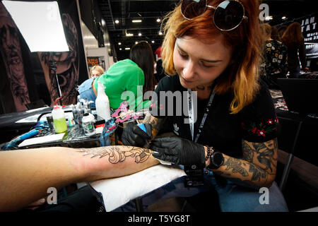 Varsovie. Apr 27, 2019. Un tatoueur travaille sur un client pendant la 4ème édition de la Tattoo Varsovie jours à Varsovie, en Pologne le 27 avril 2019. Credit : Jaap Arriens/Xinhua/Alamy Live News Banque D'Images