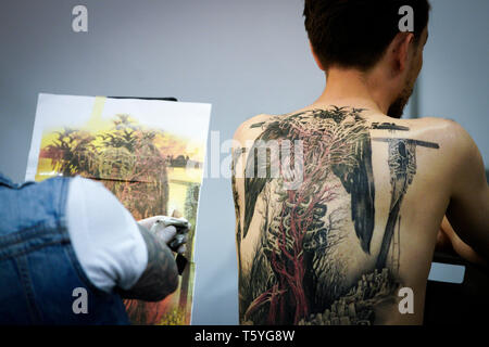 Varsovie. Apr 27, 2019. Un homme est considéré être fait tatouer au cours de la 4ème édition du Tattoo de Varsovie jours à Varsovie, en Pologne le 27 avril 2019. Credit : Jaap Arriens/Xinhua/Alamy Live News Banque D'Images