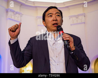 Stuart, Iowa, États-Unis. Apr 27, 2019. ANDREW YANG, candidat à l'investiture démocrate pour la présidence des États-Unis, de discussions avec les électeurs de l'Iowa à l'atteindre les électeurs ruraux Forum à Stuart. Le forum a été un programme de sensibilisation par les démocrates dans l'Iowa, 3e District de mobiliser les électeurs démocrates de l'état. L'Iowa a vu l'un des plus grands passe de démocrates de républicains dans l'élection présidentielle de 2016 et a remporté le Trump état par deux chiffres. Les républicains contrôlent le bureau du gouverneur et les deux chambres de la législature de l'Iowa. Traditionnellement l'Iowa héberge la première épreuve de sélection de l'élection présidentielle el Banque D'Images