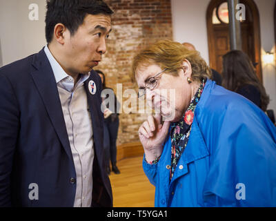 Stuart, Iowa, États-Unis. Apr 27, 2019. ANDREW YANG, candidat à l'investiture démocrate pour la présidence des États-Unis, gauche, parle à une personne à l'atteindre les électeurs ruraux Forum à Stuart. Le forum a été un programme de sensibilisation par les démocrates dans l'Iowa, 3e District de mobiliser les électeurs démocrates de l'état. L'Iowa a vu l'un des plus grands passe de démocrates de républicains dans l'élection présidentielle de 2016 et a remporté le Trump état par deux chiffres. Les républicains contrôlent le bureau du gouverneur et les deux chambres de la législature de l'Iowa. Traditionnellement l'Iowa héberge la première épreuve de sélection de l'élection présidentielle Banque D'Images