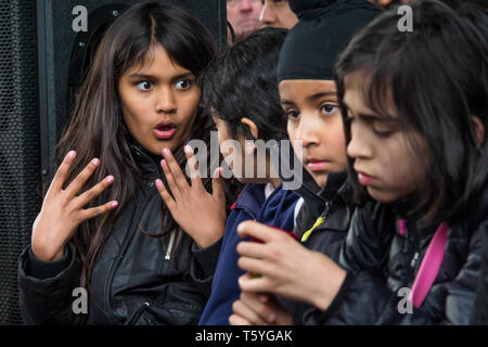 Londres, Royaume-Uni. 27 avril 2019. Les enfants à la manifestation après la marche en se rappelant les meurtres il Southall Gurdip Singh de Chaggar et Blair Peach, appelant à l'unité contre le racisme. Chaggar, un étudiant de 18 ans, a été assassiné par des racistes en juin 1976 et de pêche a été tué par un policier lors de l'émeute de la police contre les manifestants et la communauté locale s'opposant à un Front National rassemblement le 23 avril 1979, il y a 40 ans. Crédit : Peter Marshall/Alamy Live News Banque D'Images