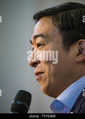 Stuart, Iowa, États-Unis. Apr 27, 2019. ANDREW YANG, candidat à l'investiture démocrate pour la présidence des États-Unis, de discussions avec les électeurs de l'Iowa à l'atteindre les électeurs ruraux Forum à Stuart. Le forum a été un programme de sensibilisation par les démocrates dans l'Iowa, 3e District de mobiliser les électeurs démocrates de l'état. L'Iowa a vu l'un des plus grands passe de démocrates de républicains dans l'élection présidentielle de 2016 et a remporté le Trump état par deux chiffres. Les républicains contrôlent le bureau du gouverneur et les deux chambres de la législature de l'Iowa. Traditionnellement l'Iowa héberge la première épreuve de sélection de l'élection présidentielle el Banque D'Images