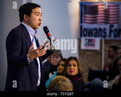 Stuart, Iowa, États-Unis. Apr 27, 2019. ANDREW YANG, candidat à l'investiture démocrate pour la présidence des États-Unis, de discussions avec les électeurs de l'Iowa à l'atteindre les électeurs ruraux Forum à Stuart. Le forum a été un programme de sensibilisation par les démocrates dans l'Iowa, 3e District de mobiliser les électeurs démocrates de l'état. L'Iowa a vu l'un des plus grands passe de démocrates de républicains dans l'élection présidentielle de 2016 et a remporté le Trump état par deux chiffres. Les républicains contrôlent le bureau du gouverneur et les deux chambres de la législature de l'Iowa. Traditionnellement l'Iowa héberge la première épreuve de sélection de l'élection présidentielle el Banque D'Images