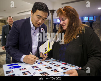 Stuart, Iowa, États-Unis. Apr 27, 2019. ANDREW YANG, candidat à l'investiture démocrate pour la présidence des États-Unis, au signe des autographes pour atteindre les électeurs ruraux Forum à Stuart. Le forum a été un programme de sensibilisation par les démocrates dans l'Iowa, 3e District de mobiliser les électeurs démocrates de l'état. L'Iowa a vu l'un des plus grands passe de démocrates de républicains dans l'élection présidentielle de 2016 et a remporté le Trump état par deux chiffres. Les républicains contrôlent le bureau du gouverneur et les deux chambres de la législature de l'Iowa. Traditionnellement l'Iowa héberge la première épreuve de sélection de l'élection présidentielle Banque D'Images