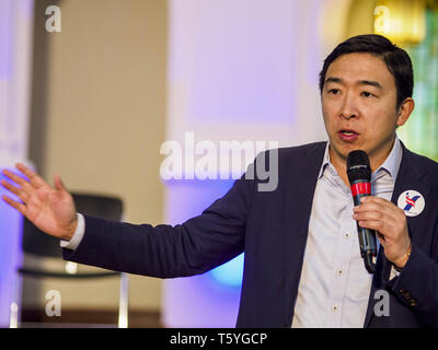 Stuart, Iowa, États-Unis. Apr 27, 2019. ANDREW YANG, candidat à l'investiture démocrate pour la présidence des États-Unis, de discussions avec les électeurs de l'Iowa à l'atteindre les électeurs ruraux Forum à Stuart. Le forum a été un programme de sensibilisation par les démocrates dans l'Iowa, 3e District de mobiliser les électeurs démocrates de l'état. L'Iowa a vu l'un des plus grands passe de démocrates de républicains dans l'élection présidentielle de 2016 et a remporté le Trump état par deux chiffres. Les républicains contrôlent le bureau du gouverneur et les deux chambres de la législature de l'Iowa. Traditionnellement l'Iowa héberge la première épreuve de sélection de l'élection présidentielle el Banque D'Images