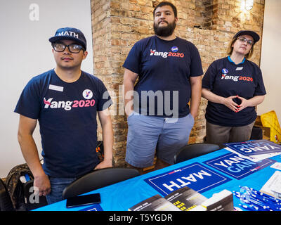 Stuart, Iowa, États-Unis. Apr 27, 2019. Bénévoles pour Andrew Yang en campagne pour être le candidat démocrate pour la présidence des États-Unis écouter le discours de Yang à l'atteindre les électeurs ruraux Forum à Stuart. Le forum a été un programme de sensibilisation par les démocrates dans l'Iowa, 3e District de mobiliser les électeurs démocrates de l'état. L'Iowa a vu l'un des plus grands passe de démocrates de républicains dans l'élection présidentielle de 2016 et a remporté le Trump état par deux chiffres. Les républicains contrôlent le bureau du gouverneur et les deux chambres de la législature de l'Iowa. Traditionnellement l'Iowa héberge la première sélection de l'événement Banque D'Images