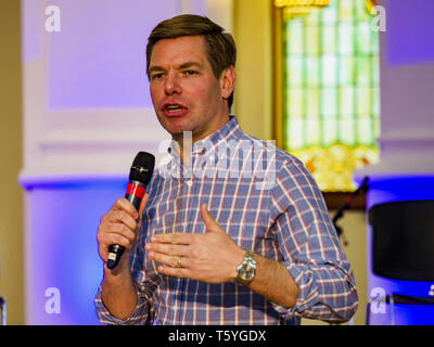 Stuart, Iowa, États-Unis. Apr 27, 2019. Représentant américain ERIC SWALWELL, un candidat démocrate à l'investiture du parti pour la présidence des États-Unis, s'exprime à l'atteindre les électeurs ruraux Forum à Stuart. Le forum a été un programme de sensibilisation par les démocrates dans l'Iowa, 3e District de mobiliser les électeurs démocrates de l'état. L'Iowa a vu l'un des plus grands passe de démocrates de républicains dans l'élection présidentielle de 2016 et a remporté le Trump état par deux chiffres. Les républicains contrôlent le bureau du gouverneur et les deux chambres de la législature de l'Iowa. Traditionnellement l'Iowa héberge la première sélection de l'événement Banque D'Images