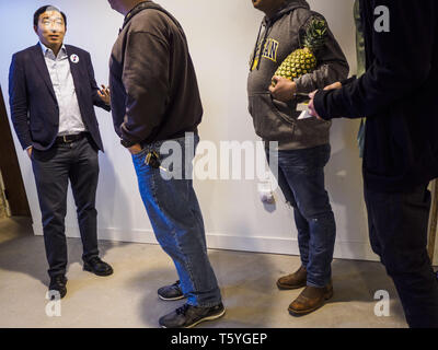 Stuart, Iowa, États-Unis. Apr 27, 2019. ANDREW YANG, candidat à l'investiture démocrate pour la présidence des États-Unis, de discussions avec les électeurs après son discours à l'atteindre les électeurs ruraux Forum à Stuart. Le forum a été un programme de sensibilisation par les démocrates dans l'Iowa, 3e District de mobiliser les électeurs démocrates de l'état. L'Iowa a vu l'un des plus grands passe de démocrates de républicains dans l'élection présidentielle de 2016 et a remporté le Trump état par deux chiffres. Les républicains contrôlent le bureau du gouverneur et les deux chambres de la législature de l'Iowa. Traditionnellement l'Iowa héberge la première épreuve de sélection Banque D'Images