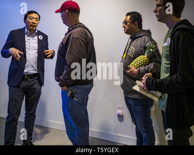 Stuart, Iowa, États-Unis. Apr 27, 2019. ANDREW YANG, candidat à l'investiture démocrate pour la présidence des États-Unis, de discussions avec les électeurs après son discours à l'atteindre les électeurs ruraux Forum à Stuart. Le forum a été un programme de sensibilisation par les démocrates dans l'Iowa, 3e District de mobiliser les électeurs démocrates de l'état. L'Iowa a vu l'un des plus grands passe de démocrates de républicains dans l'élection présidentielle de 2016 et a remporté le Trump état par deux chiffres. Les républicains contrôlent le bureau du gouverneur et les deux chambres de la législature de l'Iowa. Traditionnellement l'Iowa héberge la première épreuve de sélection Banque D'Images