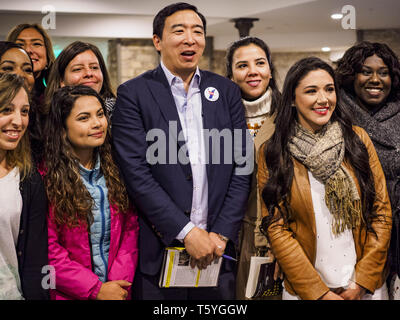 Stuart, Iowa, États-Unis. Apr 27, 2019. ANDREW YANG, candidat à l'investiture démocrate pour la présidence des États-Unis, pose pour des photos avec les électrices à l'atteindre les électeurs ruraux Forum à Stuart. Le forum a été un programme de sensibilisation par les démocrates dans l'Iowa, 3e District de mobiliser les électeurs démocrates de l'état. L'Iowa a vu l'un des plus grands passe de démocrates de républicains dans l'élection présidentielle de 2016 et a remporté le Trump état par deux chiffres. Les républicains contrôlent le bureau du gouverneur et les deux chambres de la législature de l'Iowa. Traditionnellement l'Iowa héberge la première sélection de l'événement Banque D'Images