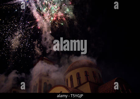 Chania, Grèce. Apr 28, 2019. D'artifice vu pendant la célébration.Les gens à la Canée recueillies à brûler à l'extérieur de Juda une église. Pâques est une fête et de vacances célèbre la résurrection de Jésus Christ d'entre les morts, est décrite dans le Nouveau Testament comme ayant eu lieu le troisième jour de son enterrement après sa crucifixion par les Romains en calvaire. Credit : Nikolas Joao/Kokovlis SOPA Images/ZUMA/Alamy Fil Live News Banque D'Images