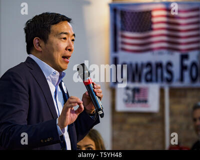 Stuart, Iowa, États-Unis. Apr 27, 2019. ANDREW YANG, candidat à l'investiture démocrate pour la présidence des États-Unis, de discussions avec les électeurs de l'Iowa à l'atteindre les électeurs ruraux Forum à Stuart. Le forum a été un programme de sensibilisation par les démocrates dans l'Iowa, 3e District de mobiliser les électeurs démocrates de l'état. Le caucus de l'Iowa sera le 3 février 2020. Crédit : Jack Kurtz/ZUMA/Alamy Fil Live News Banque D'Images