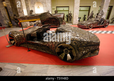 Varsovie, Pologne. Apr 27, 2019. Les voitures fabriquées de métal sont vu à la galerie de personnages d'acier dans le Palais de la Culture et de la science à Varsovie, Pologne, le 27 avril 2019. La Galerie des figures de l'acier présente des sculptures inspirées de personnages célèbres et de dessins faits de métaux recyclés des éléments d'un des plus connus de ferrailles. Credit : Jaap Arriens/Xinhua/Alamy Live News Banque D'Images