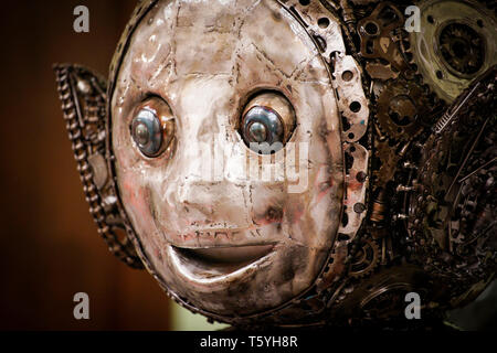 Varsovie, Pologne. Apr 27, 2019. Une de ses sculptures en ferraille est vu à la galerie de personnages d'acier dans le Palais de la Culture et de la science à Varsovie, Pologne, le 27 avril 2019. La Galerie des figures de l'acier présente des sculptures inspirées de personnages célèbres et de dessins faits de métaux recyclés des éléments d'un des plus connus de ferrailles. Credit : Jaap Arriens/Xinhua/Alamy Live News Banque D'Images