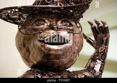 Varsovie, Pologne. Apr 27, 2019. Une de ses sculptures en ferraille est vu à la galerie de personnages d'acier dans le Palais de la Culture et de la science à Varsovie, Pologne, le 27 avril 2019. La Galerie des figures de l'acier présente des sculptures inspirées de personnages célèbres et de dessins faits de métaux recyclés des éléments d'un des plus connus de ferrailles. Credit : Jaap Arriens/Xinhua/Alamy Live News Banque D'Images