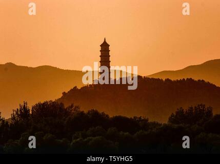 Beijing, Chine. 19 Oct, 2006. Au crépuscule, en silhouette, le pic se dresse sur la Pagode de Jade Jade Spring Hill au-dessus le Lac de Kunming dans le complexe du palais d'été, Jardin impérial de la dynastie des Qing, un vaste ensemble de lacs, châteaux et jardins de Pékin, Site du patrimoine mondial de l'UNESCO c'est une destination touristique favorite. Credit : Arnold Drapkin/ZUMA/Alamy Fil Live News Banque D'Images